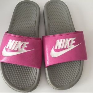 NIKE 💕 Grey, pink and white slides.